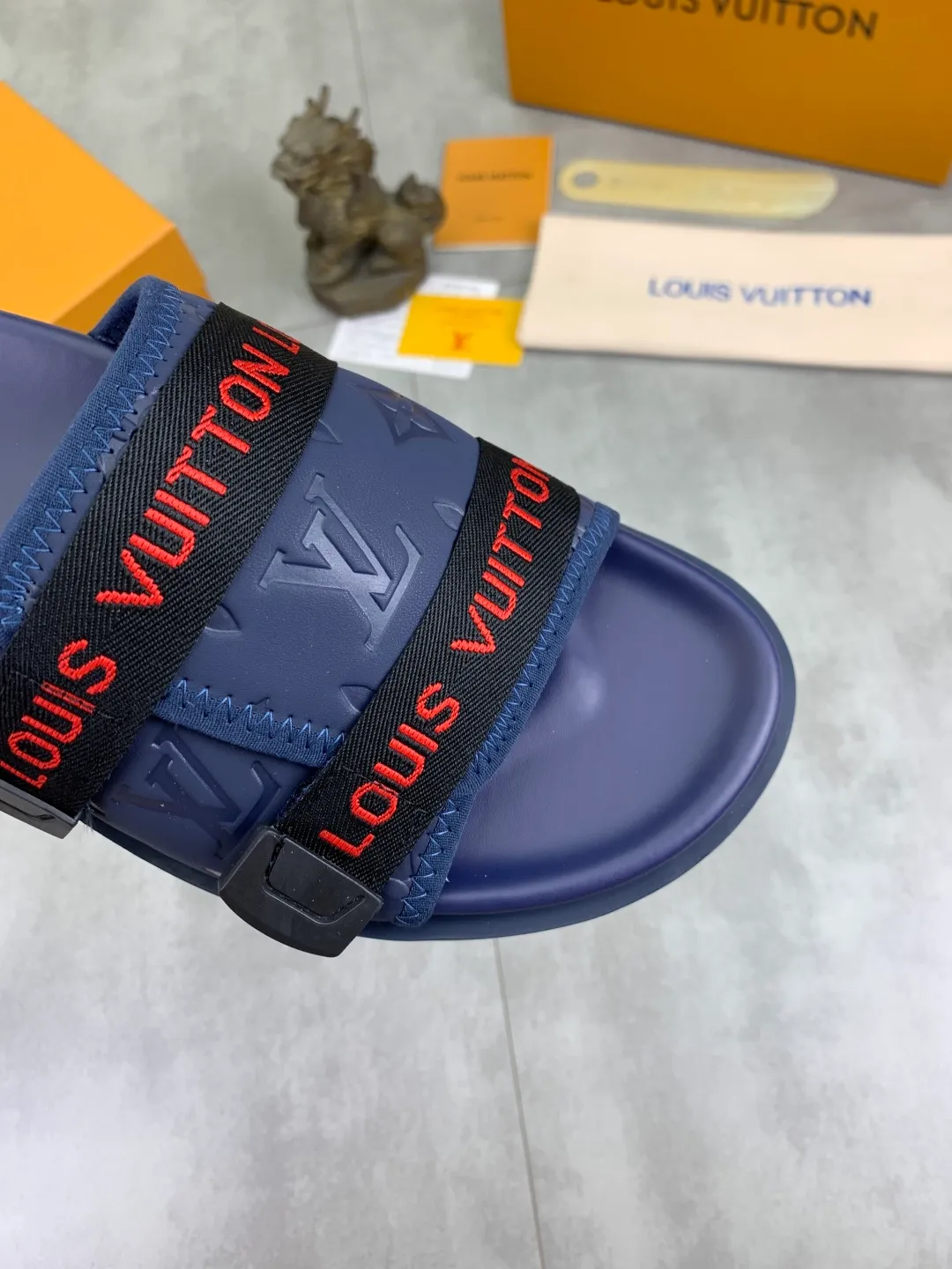 Men's shoes 💰P320💰【New style】🆘 Original quality 【LOUIS VUITTON】The popular Louis Vuitton LV men's slippers on the official website are on sale simultaneously! Original fabric imported from Italy, original factory special supply, code number: 38-44 (45 customized), many colors available